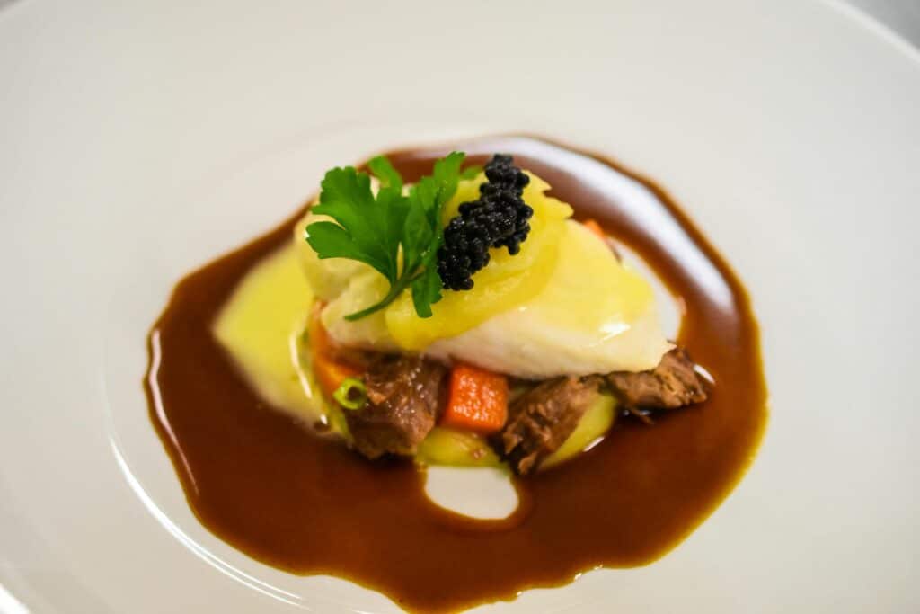 Viande en sauce mijotée aux saveurs riches et à la texture fondante