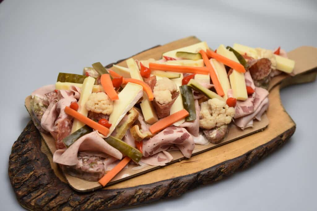 plateau apéritif garni de charcuteries fromages et fruits secs