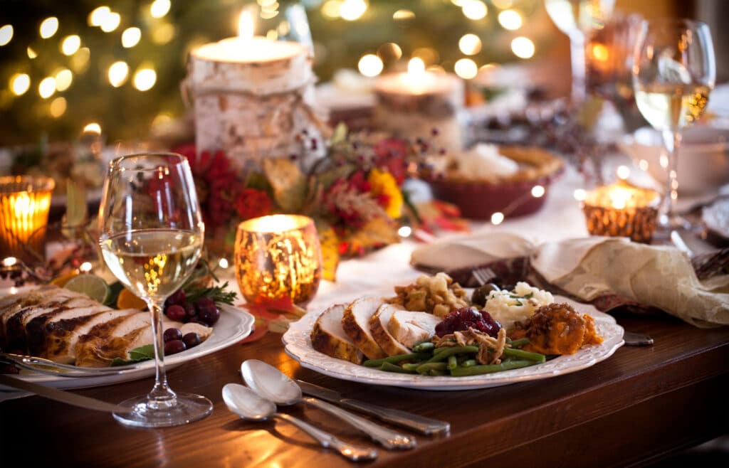 Table de repas de Noël garnie de produits d’un boucher traiteur