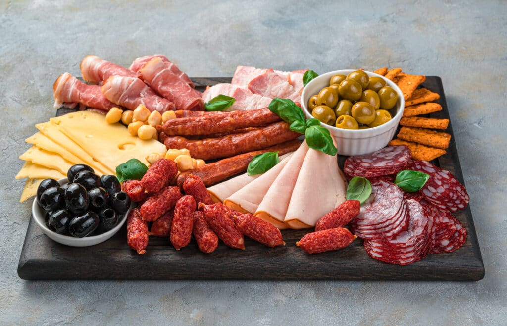 Assortiment de charcuteries présenté sur un plateau de dégustation.