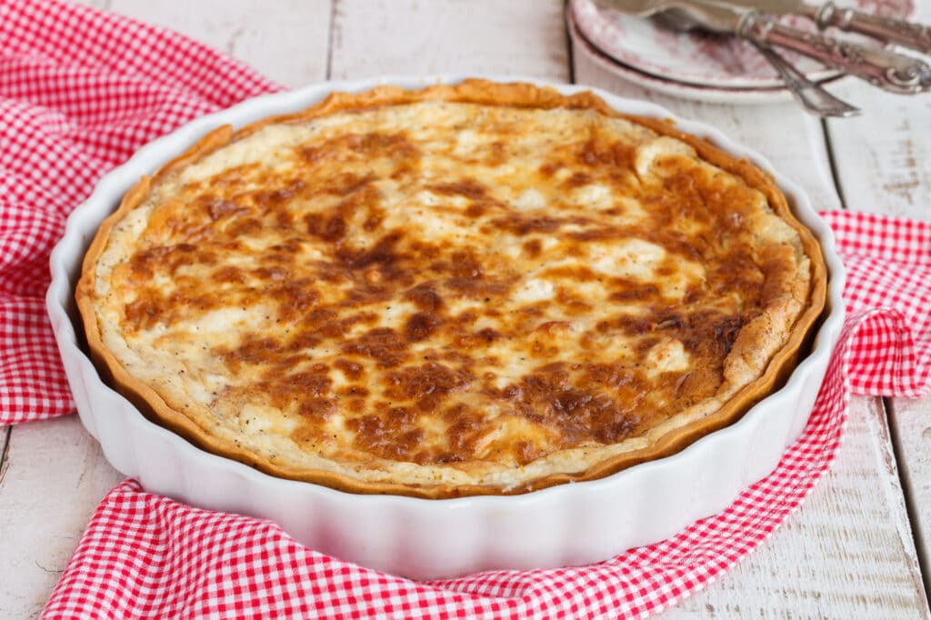 Quiche lorraine traditionnelle de Moselle avec lardons et pâte dorée.