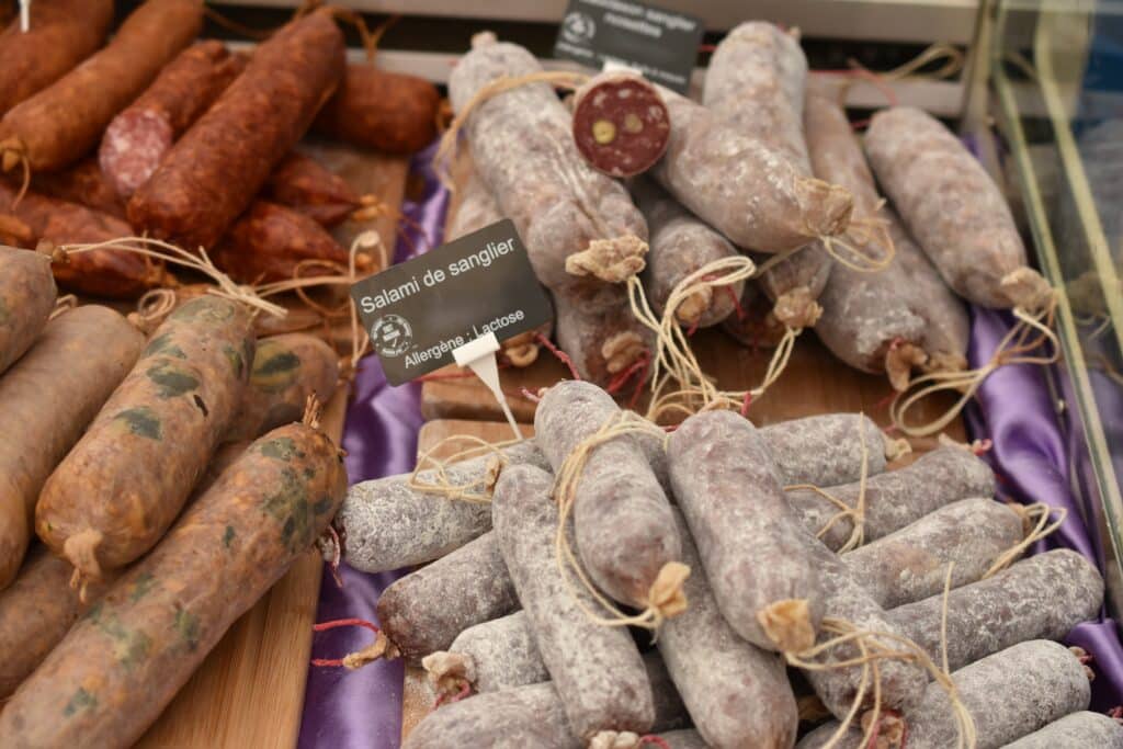 Saucissons artisanaux préparés par un boucher-charcutier.