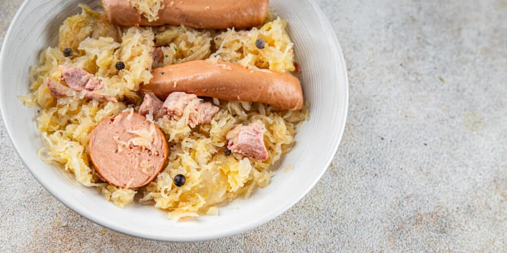 Assiette de choucroute avec saucisse fumée.
