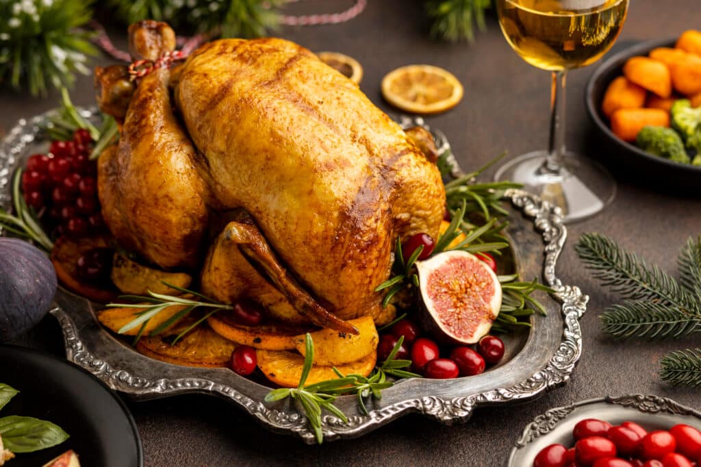 Dinde cuite dans un plat sur une table de Noël.